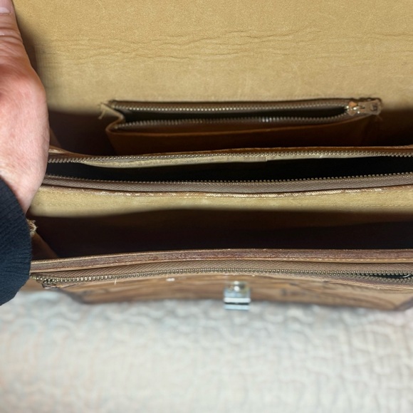 Hand tooled Leather Handbag with adjustable strap - Picture 9 of 14